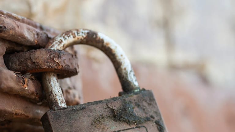 Website beveiligen als KMO: waarom achterstallig onderhoud uw grootste risico is - AI-automatisering artikel door Hugarro